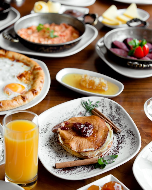 Délicieux petit déjeuner sur la table