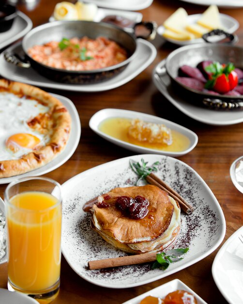 Délicieux petit déjeuner sur la table