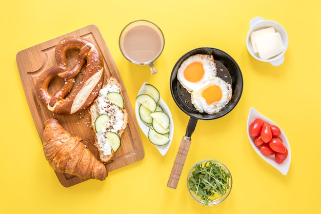 Délicieux petit déjeuner sur table