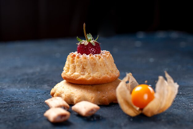 Délicieux petit gâteau avec des biscuits en forme d'oreiller sur bleu, gâteau biscuit sucré cuire le café