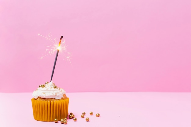 Délicieux petit gâteau vue de face sur fond rose