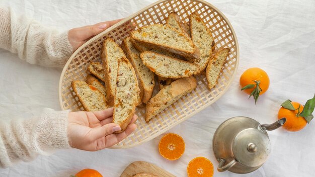 Délicieux petit pain orange sur la table