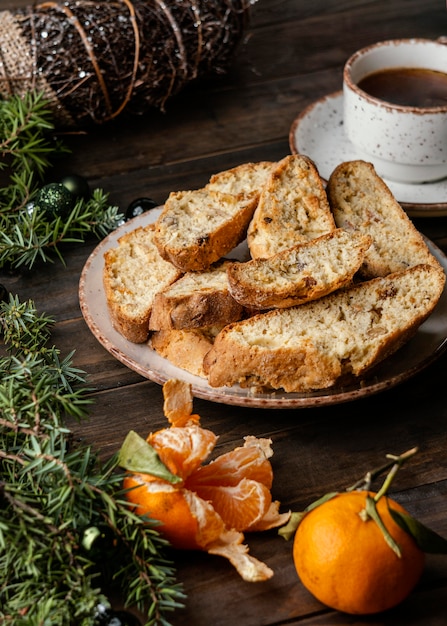 Photo gratuite délicieux petit pain orange sur la table