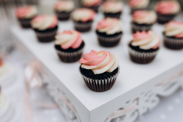 Délicieux petits gâteaux au chocolat avec une garniture crémeuse