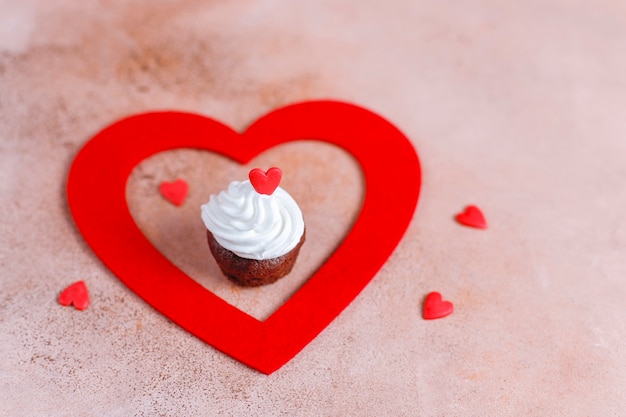 Photo gratuite délicieux petits gâteaux au chocolat pour la saint valentin.