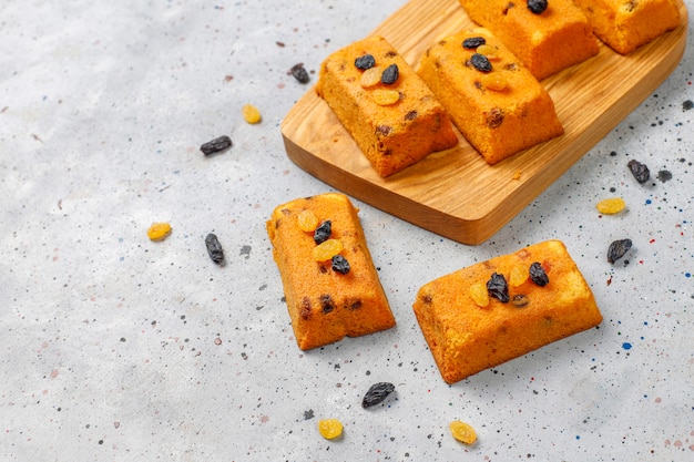 Délicieux petits gâteaux aux fruits faits maison, gâteaux aux raisins, vue de dessus