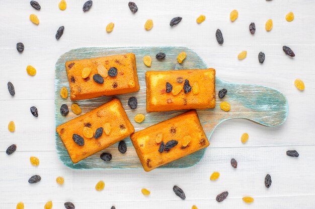 Délicieux petits gâteaux aux fruits faits maison, gâteaux aux raisins, vue de dessus