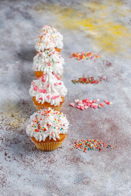 Délicieux petits gâteaux faits maison avec diverses paillettes