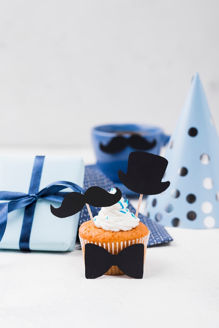 Photo gratuit délicieux petits gâteaux pour la fête des pères et un chapeau de fête