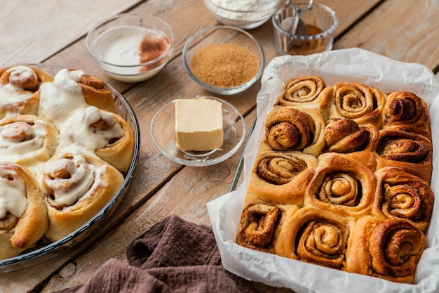 De délicieux petits pains à la cannelle sur le plateau