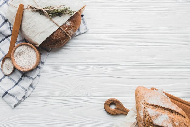 Délicieux petits pains de pain sur la table en bois