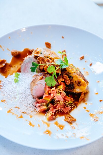 Délicieux plat avec du quinoa et de la viande