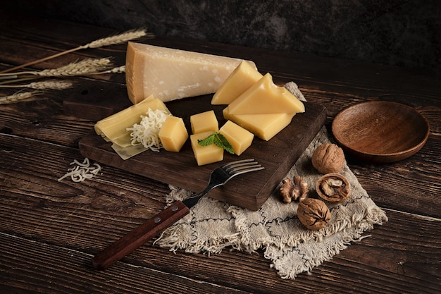 Délicieux plateau de fromages sur la table avec des noix dessus