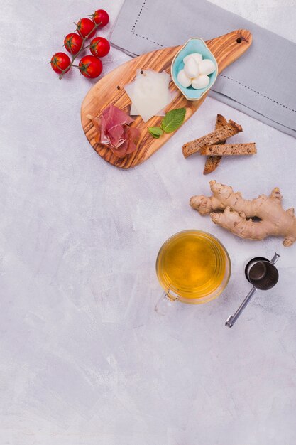 Photo gratuite délicieux plateau de petit déjeuner en appartement poser