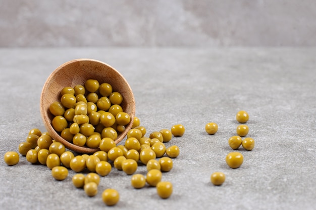 Délicieux pois en conserve dans un bol en bois