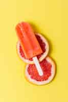 Photo gratuite délicieux popsicle d'été avec des tranches de pamplemousse