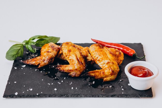 Délicieux poulet frit croustillant isolé sur une surface blanche