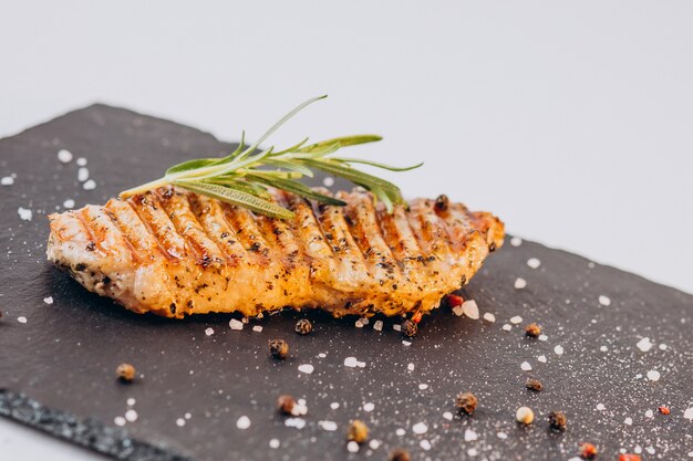 Délicieux poulet frit croustillant isolé sur une surface blanche