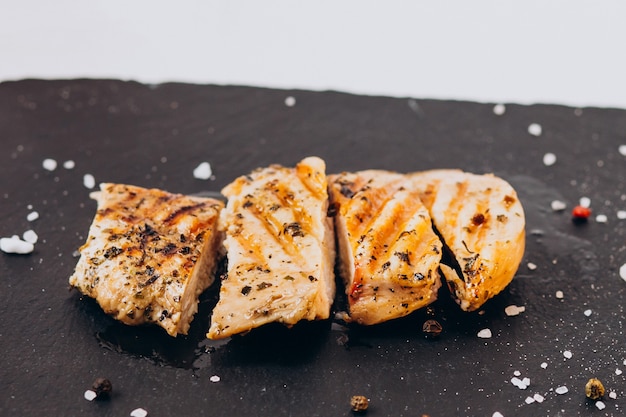 Délicieux poulet frit croustillant isolé sur une surface blanche