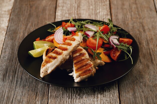 Délicieux poulet grillé avec des légumes pour le dîner