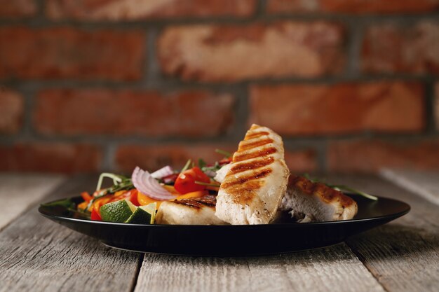 Délicieux poulet grillé avec des légumes pour le dîner