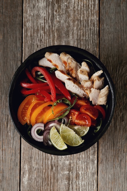 Délicieux poulet grillé avec des légumes pour le dîner