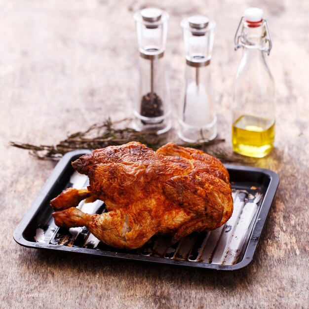 Délicieux poulet sur la table