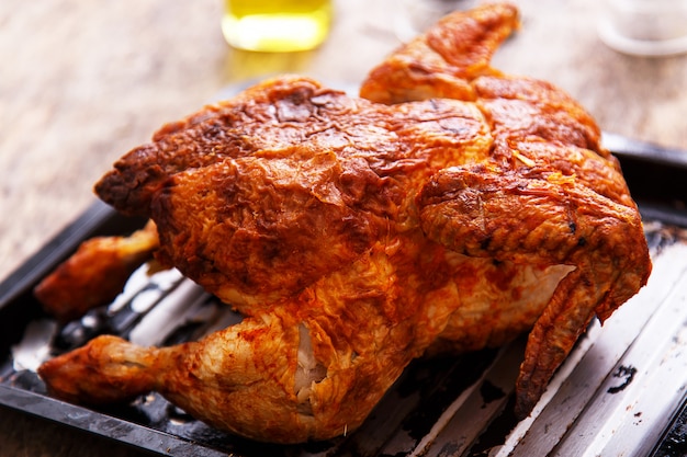 Délicieux poulet sur la table