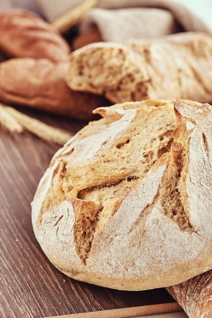 Délicieux produits de boulangerie fraîchement sur fond de bois. Photo en gros plan d'un produit de pain fraîchement cuit.