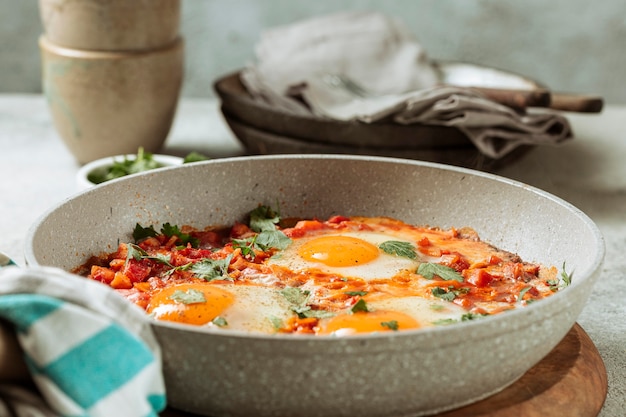 Photo gratuite délicieux repas aux œufs dans la poêle