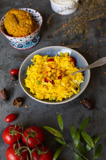 Délicieux repas indien avec du riz et des tomates