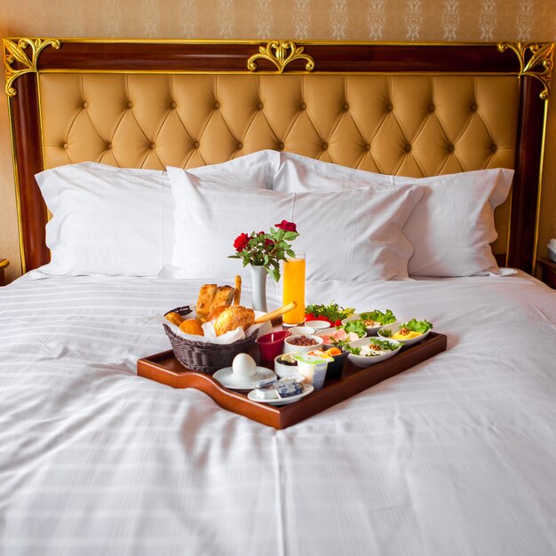 Un délicieux repas sur un lit dans la vue latérale de la chambre.