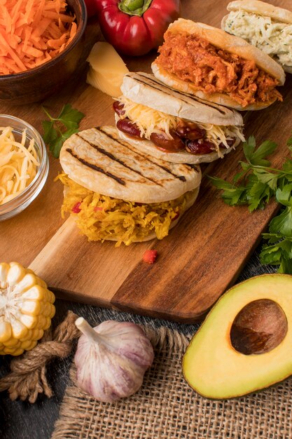 Délicieux repas sur planche de bois