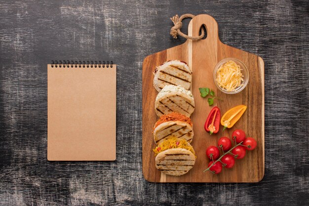 Délicieux repas sur planche de bois