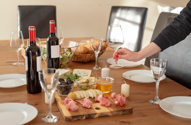 Délicieux repas pour les meilleurs amis qui passent du temps ensemble