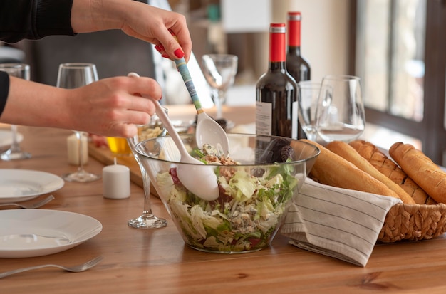 Délicieux repas pour les meilleurs amis qui passent du temps ensemble