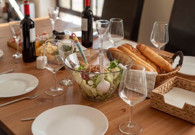 Délicieux repas pour les meilleurs amis qui passent du temps ensemble