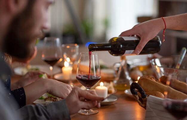 Délicieux repas pour les meilleurs amis qui passent du temps ensemble