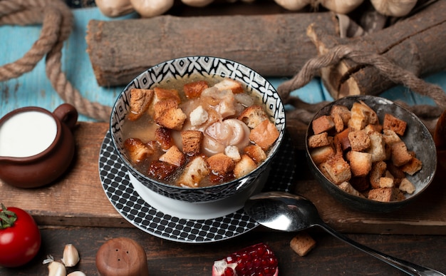 Délicieux repas de viande avec biscotte sur la table