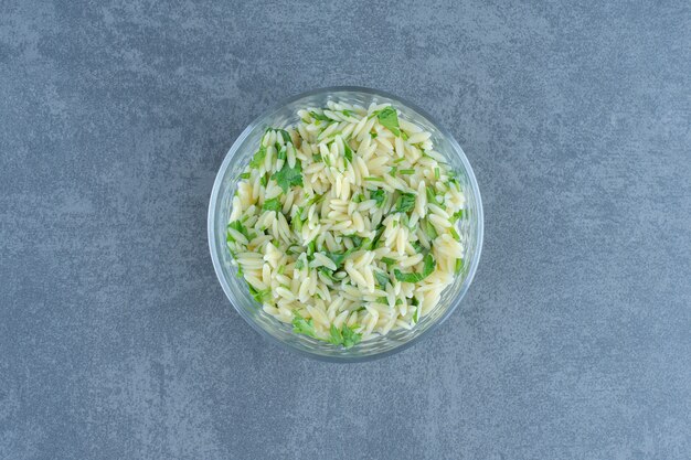 Délicieux riz aux légumes verts dans un bol en verre.