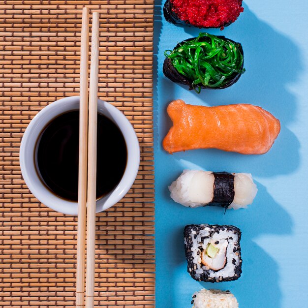 Délicieux rouleaux de sushi avec sauce au soja