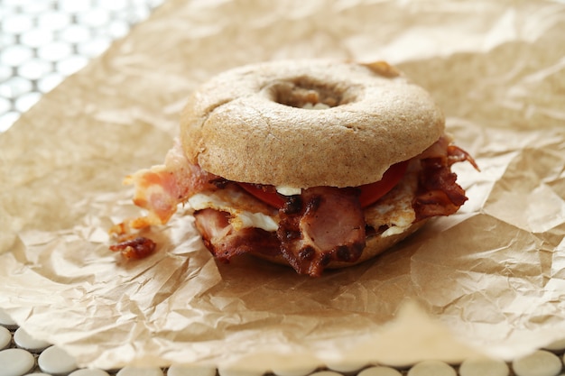 Délicieux sandwich au bagel avec bacon