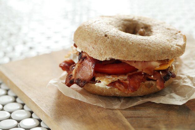 Délicieux sandwich au bagel avec bacon