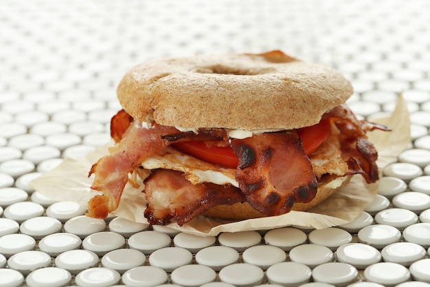 Photo gratuite délicieux sandwich au bagel avec bacon