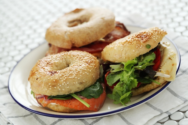 Délicieux sandwich au bagel avec bacon