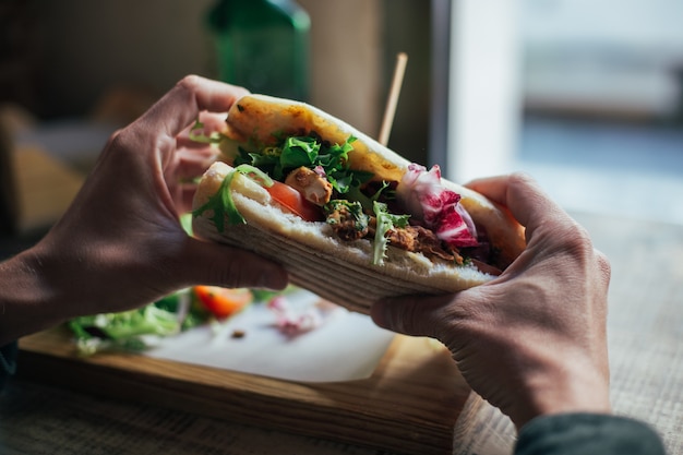 Délicieux sandwich chiabatta avec poulet et salade