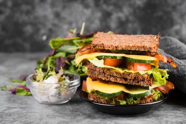 Délicieux sandwich avec salade à côté