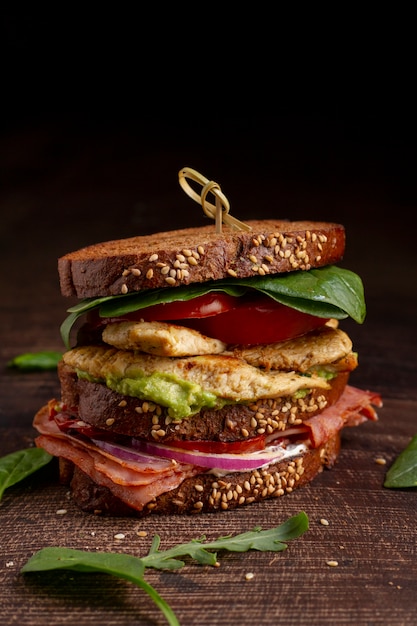 Délicieux sandwich sur table