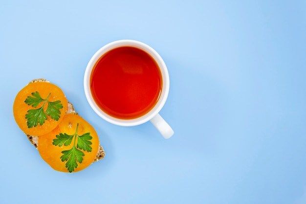 Délicieux sandwich avec une tasse de thé