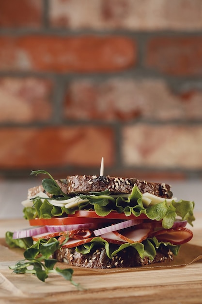 Photo gratuite délicieux sandwich végétalien sur table en bois